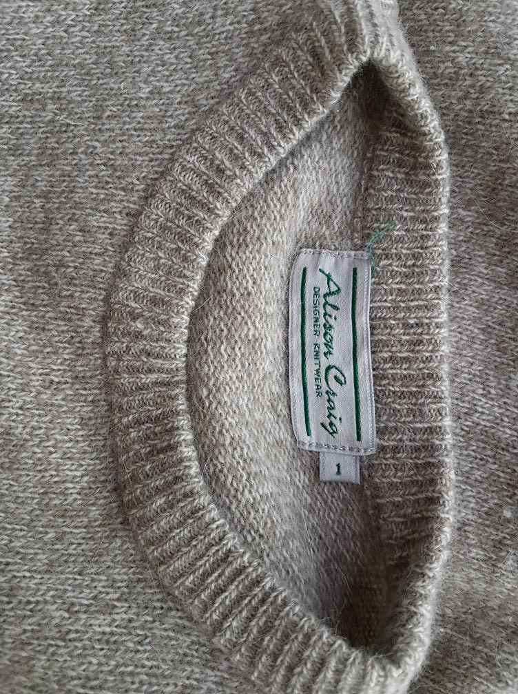 Alison Craig Rozmiar 1 Kolor Beżowy Crew Neck Sweter Długi rękaw Materiał Wełna Jagnięca Cienka dzianina