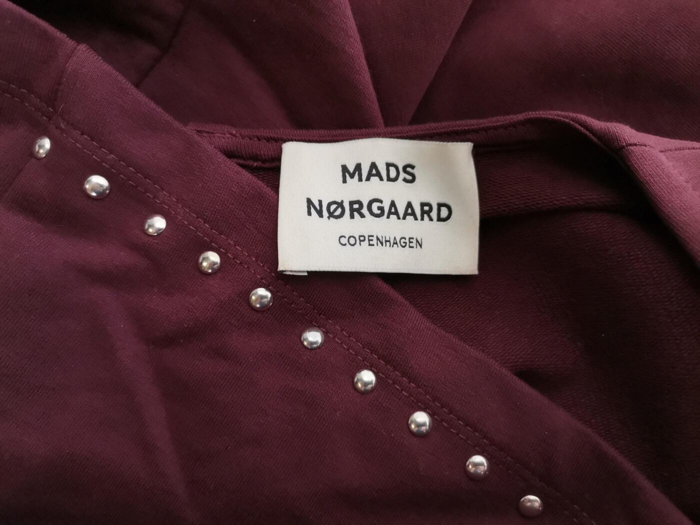 Mads Norgaard Copenhagen Rozmiar S Kolor Bordowy Okrągły dekolt Sukienka Sheath Krótki rękaw Do Kolan Materiał Bawełna