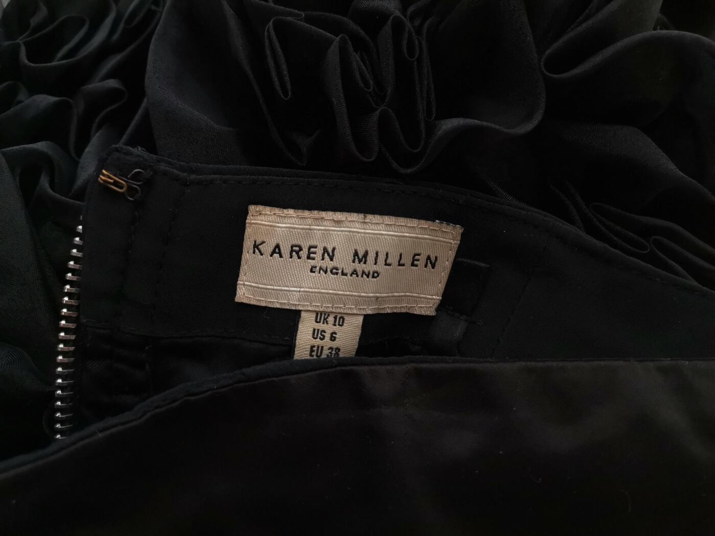 Karen MILLEN Rozmiar 10 (38) Kolor Czarny Pasy Odkryte Ramiona Sukienka Bodycon Bezrękawnik Krótka Materiał Jedwab