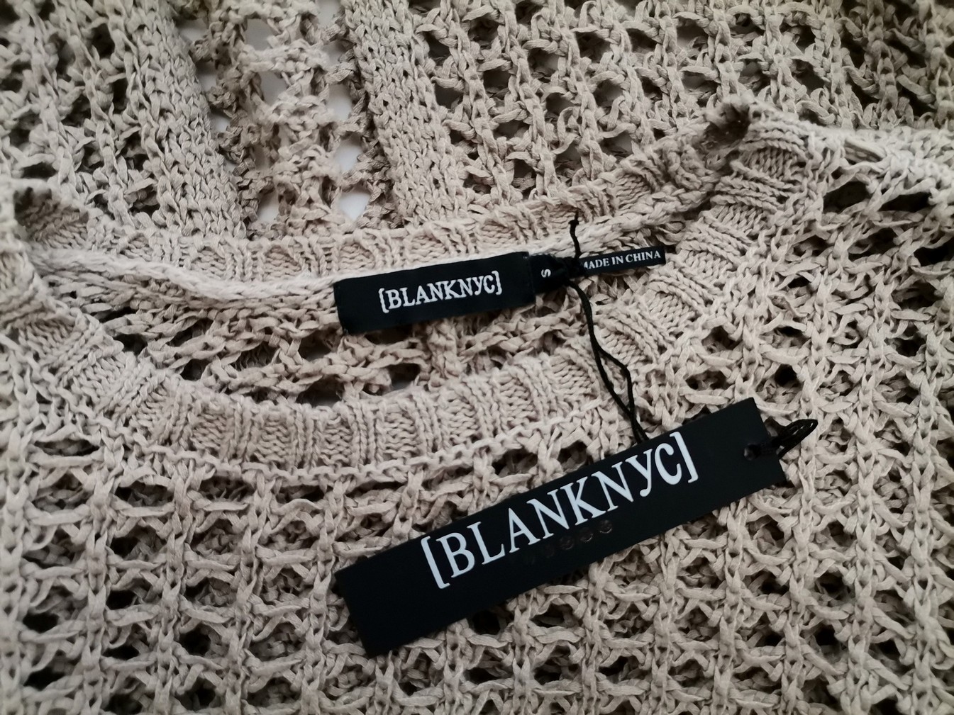 BLANKNYC Rozmiar S Kolor Beżowy Crew Neck Sweter Świąteczny Gwiazdka Długi rękaw Materiał Bawełna Otwarta dzianina