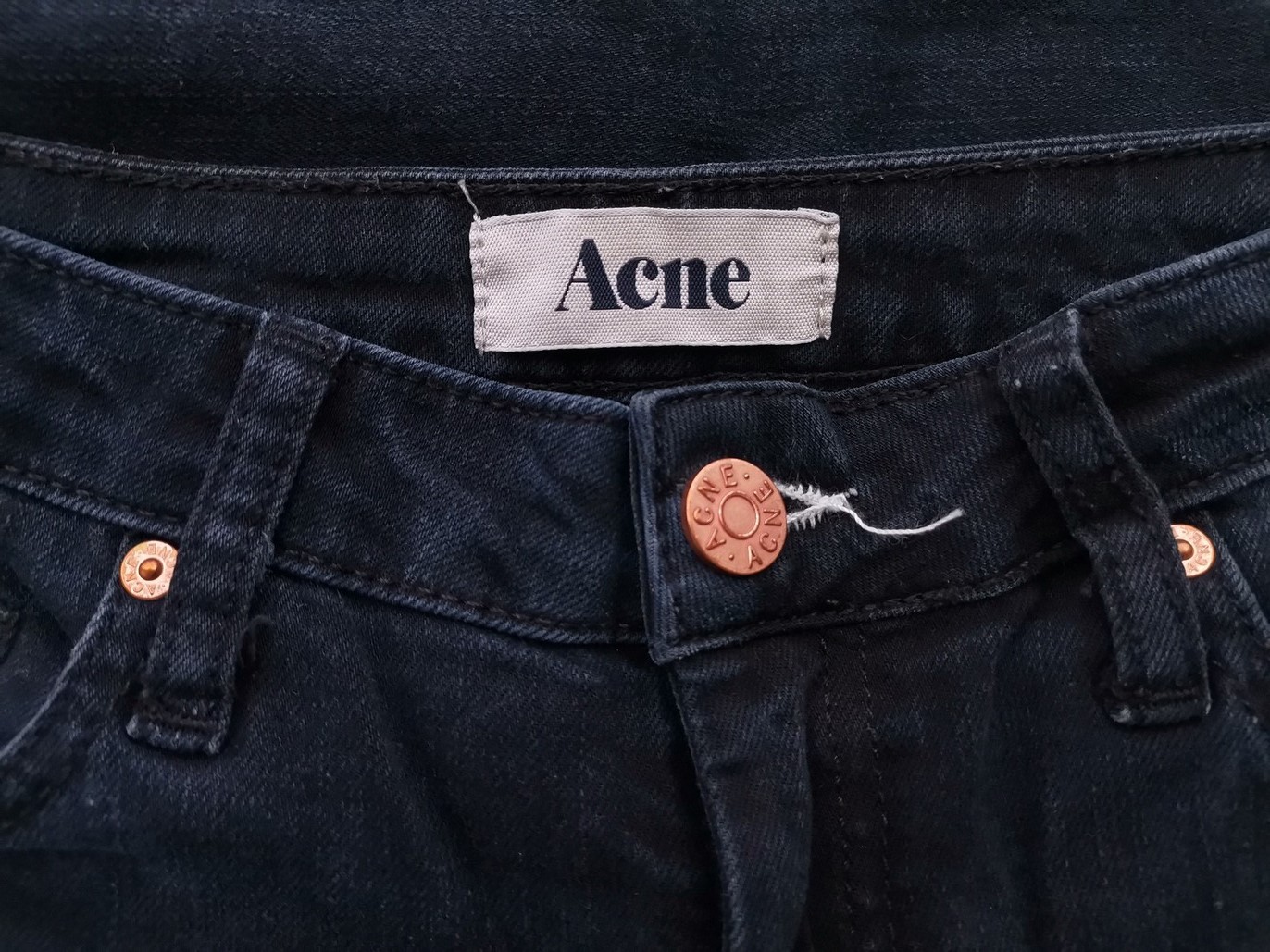 ACNE Rozmiar W25 L32 Kolor Granatowy Spodnie Jeansy Materiał Bawełna