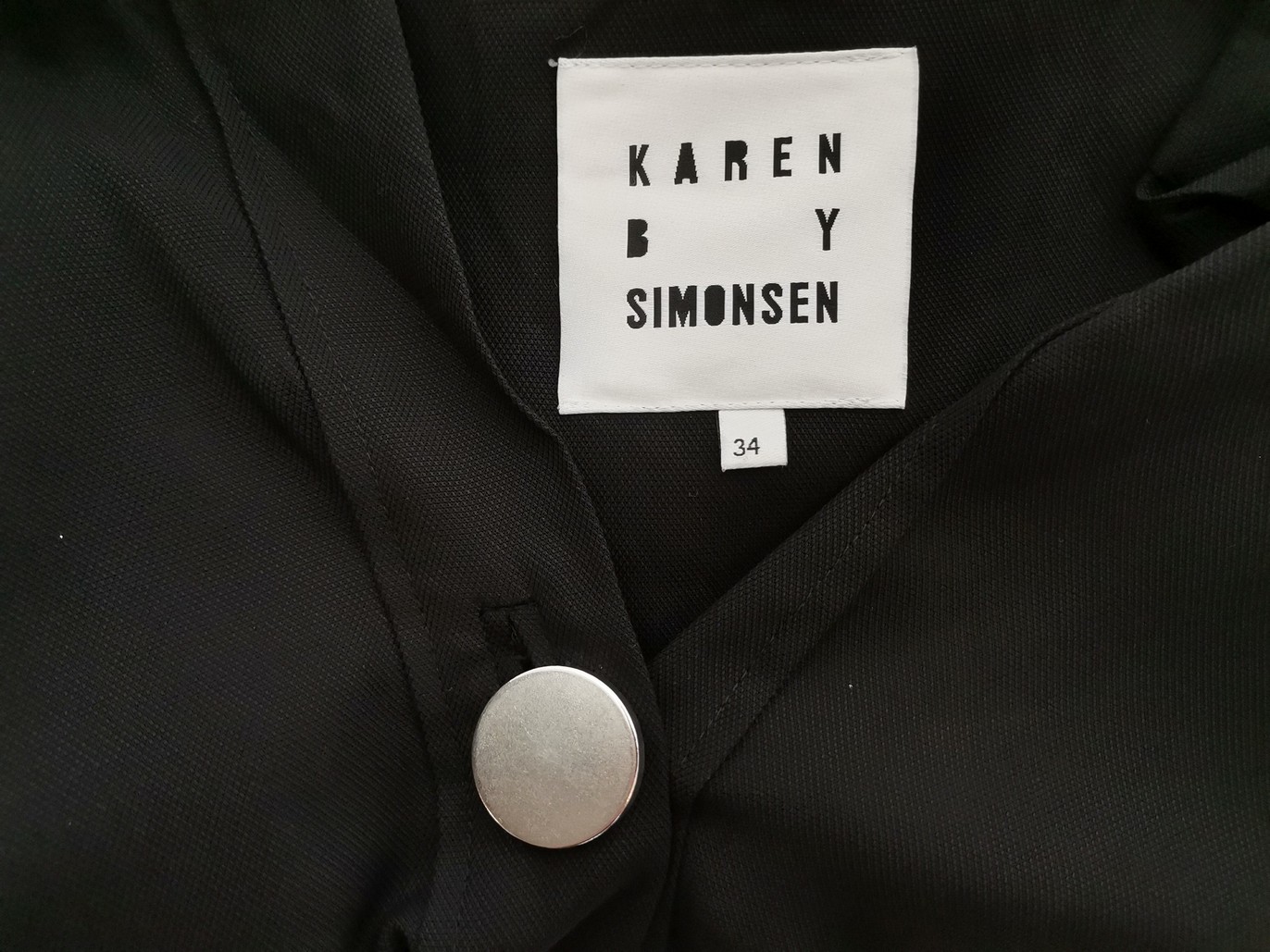 Karen by Simonsen Rozmiar 34 Kolor Czarny W serek Żakiet z zapięciem Rękaw 3/4