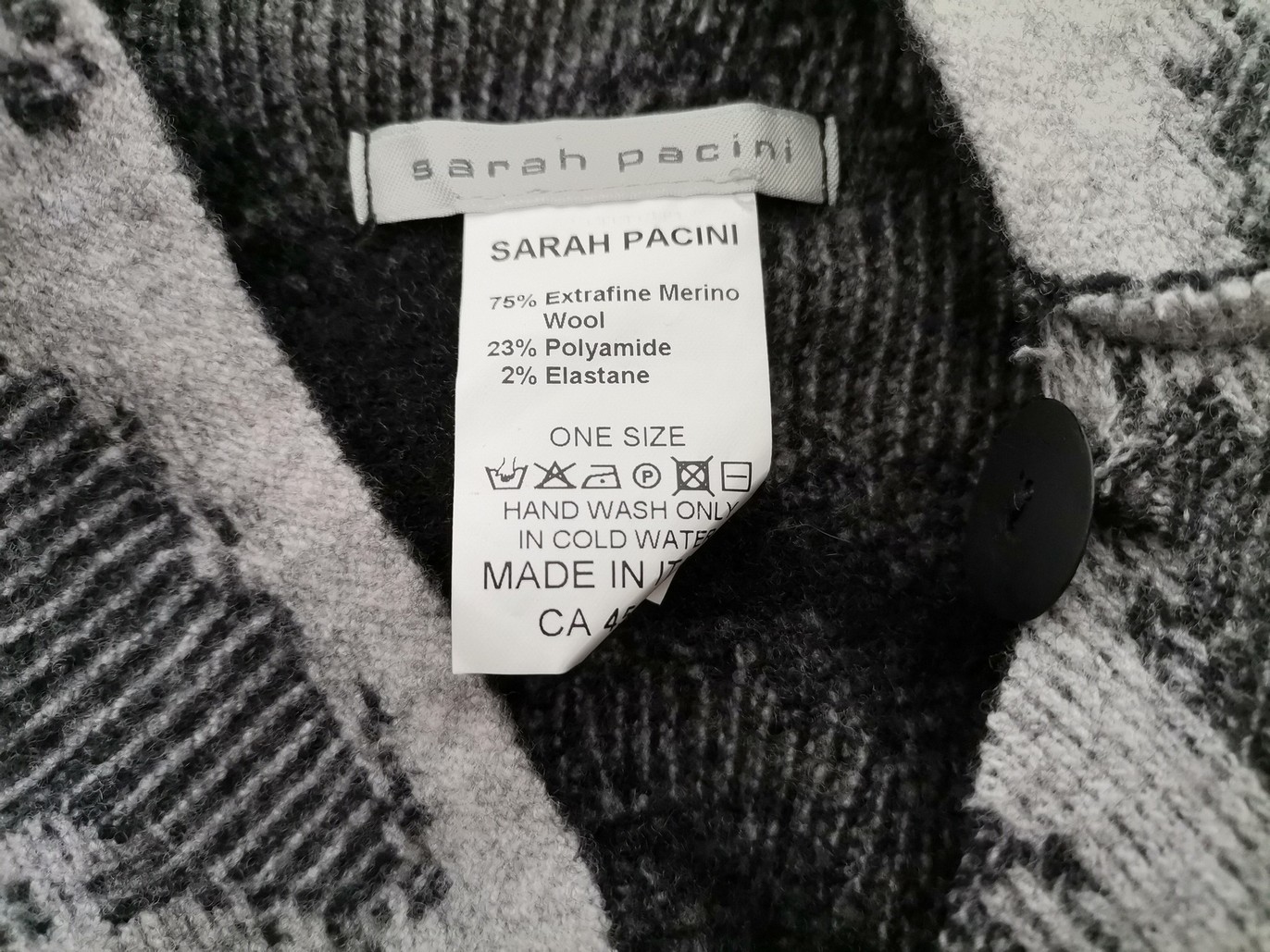 Sarah Pacini Rozmiar ONE SIZE (42/44) Kolor Czarny Kamizelka Bezrękawnik Materiał Wełna Merino