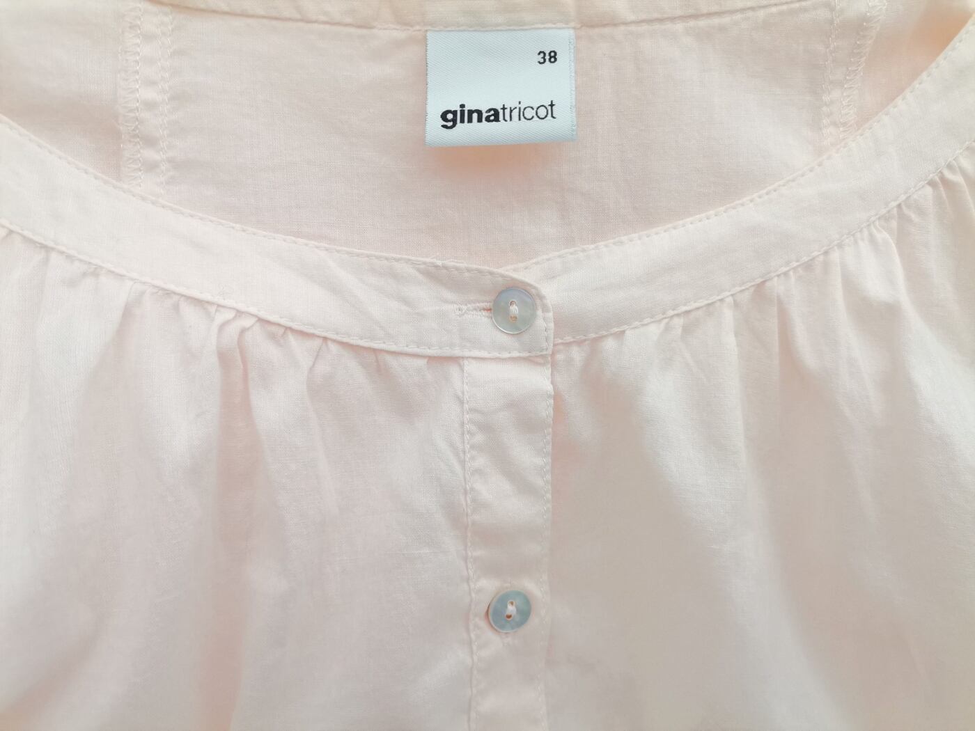 Gina Tricot Rozmiar 38 Kolor Pudrowy Okrągły dekolt Bluzka Popover Guziki Rękaw 3/4 Materiał Bawełna 100%