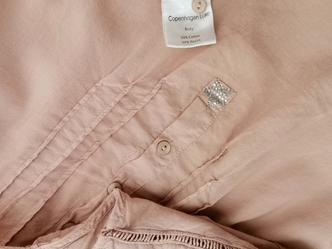 COPENHAGEN LUXE Rozmiar XL Kolor Beżowy Crew Neck Bluzka Popover Guziki Krótki rękaw Materiał Rayon