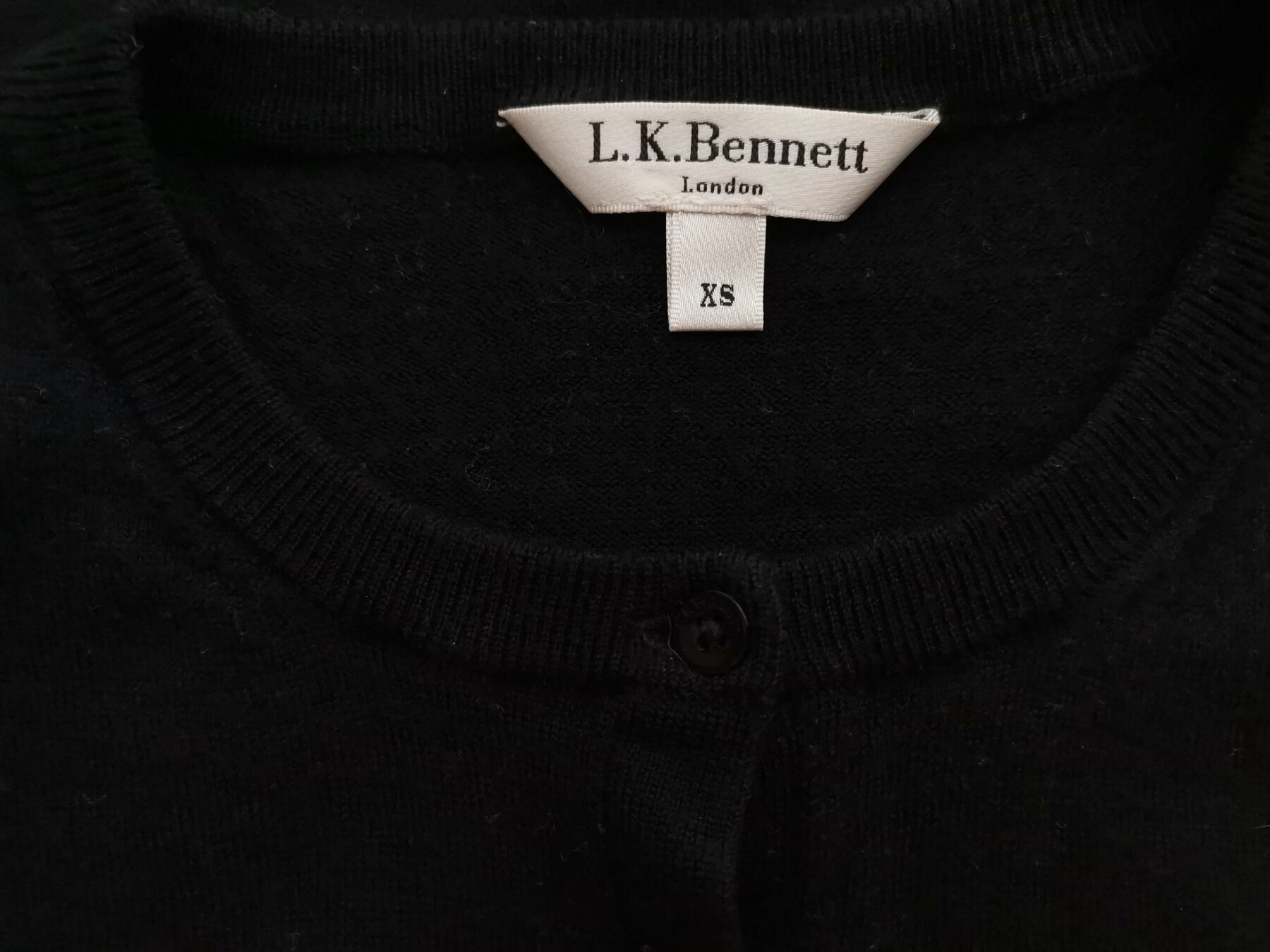 L.K. BENNETT Rozmiar XS Kolor Czarny Crew Neck Kardigan Zapinany Rękaw 3/4 Materiał Wełna 100% Cienka dzianina