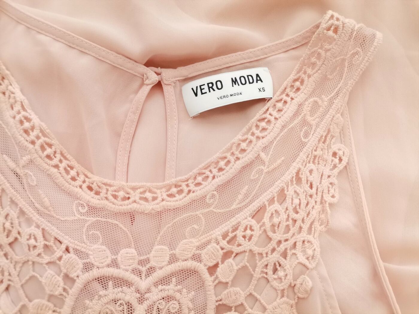 Vero moda Rozmiar XS Kolor Pudrowy Róż Okrągły dekolt Sukienka Prostokątna Bezrękawnik Do Kolan