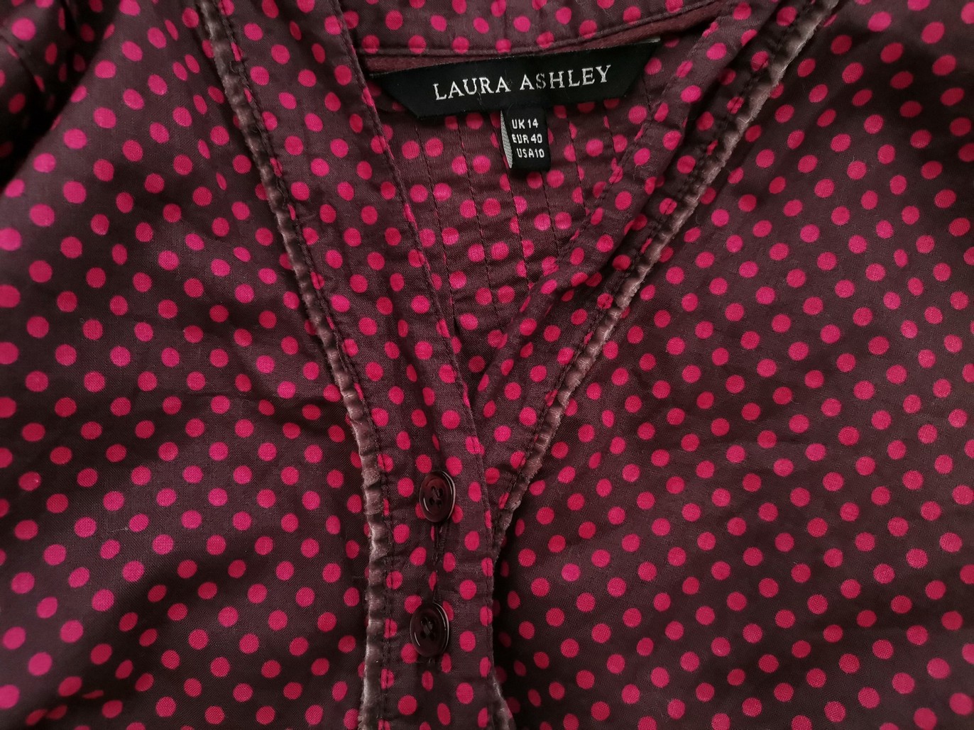 Laura ashley Rozmiar 14 (40) Kolor Purpurowy Grochy Split Crew Neck Bluzka Zapinana Długi rękaw Materiał Bawełna 100%