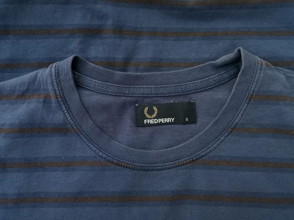 Fred Perry Rozmiar S Kolor Niebieski Pasy Męski T-Shirt Krótki rękaw Materiał Bawełna 100%